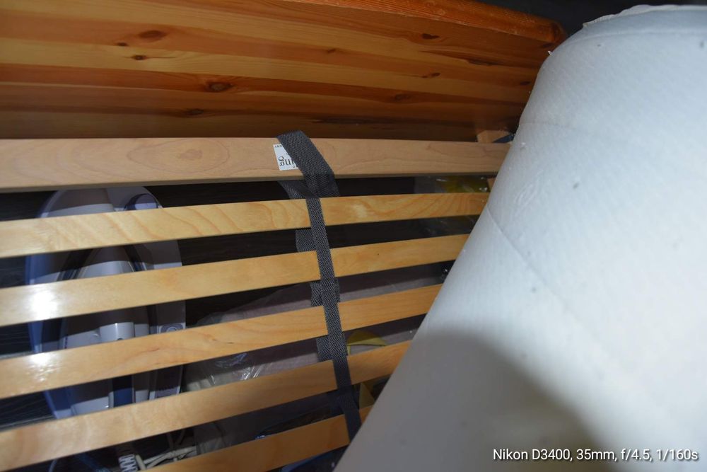 Легло масив , комплект със скари и матрак.180/200