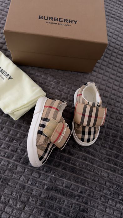 Adidasi Burberry nr 19