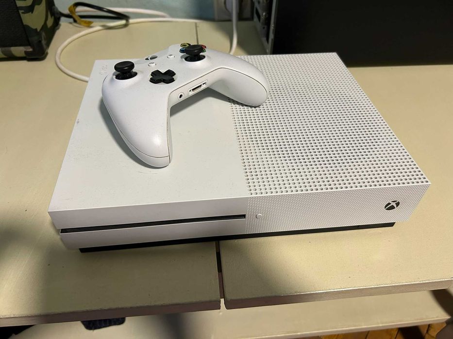 XBox One 500гб, 1 джойстик и игри