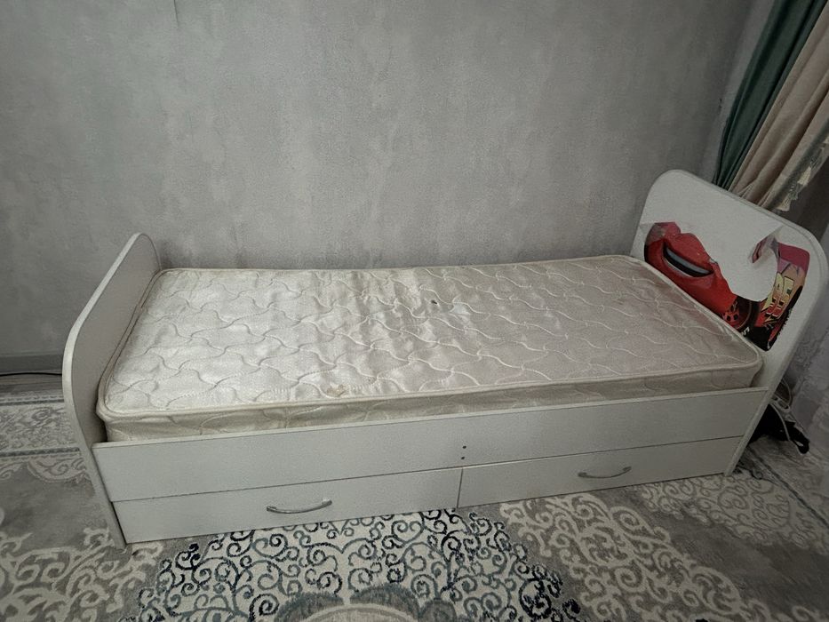 Продам детскую кровать с матрасом