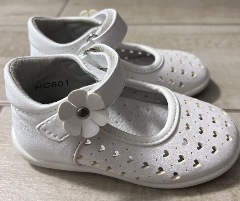 Pantofi albi Apawwa