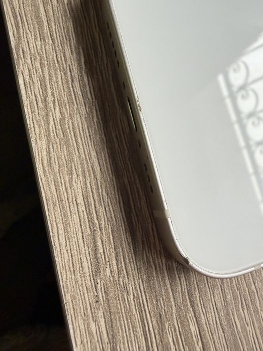 Телефон iphone 13 бял