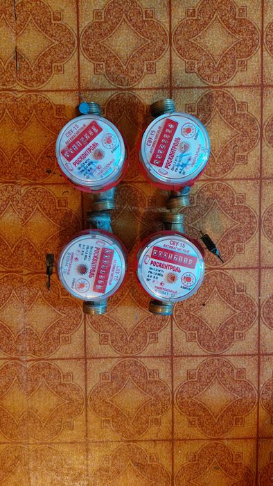 Счетчики горячей и холодной воды.