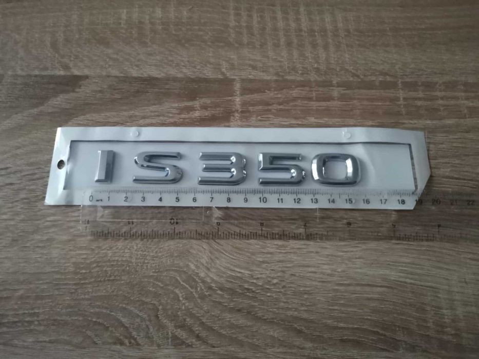 сребрист надпис Lexus IS 350