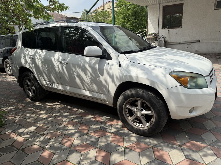 Toyota RAV 4 белая