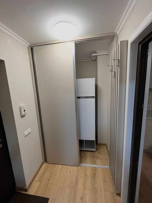Ofer spre închiriere garsonieră recent renovată, situată în cartier Brosteni Buzau