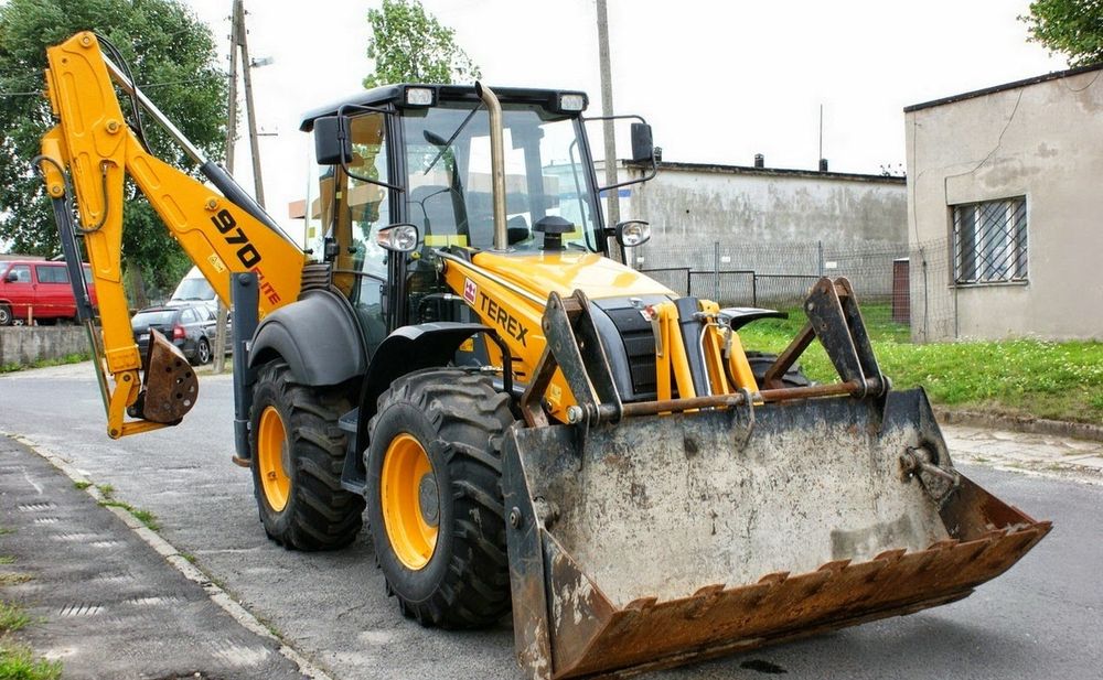Închiriez buldoexcavator cu picon, furci și cupe