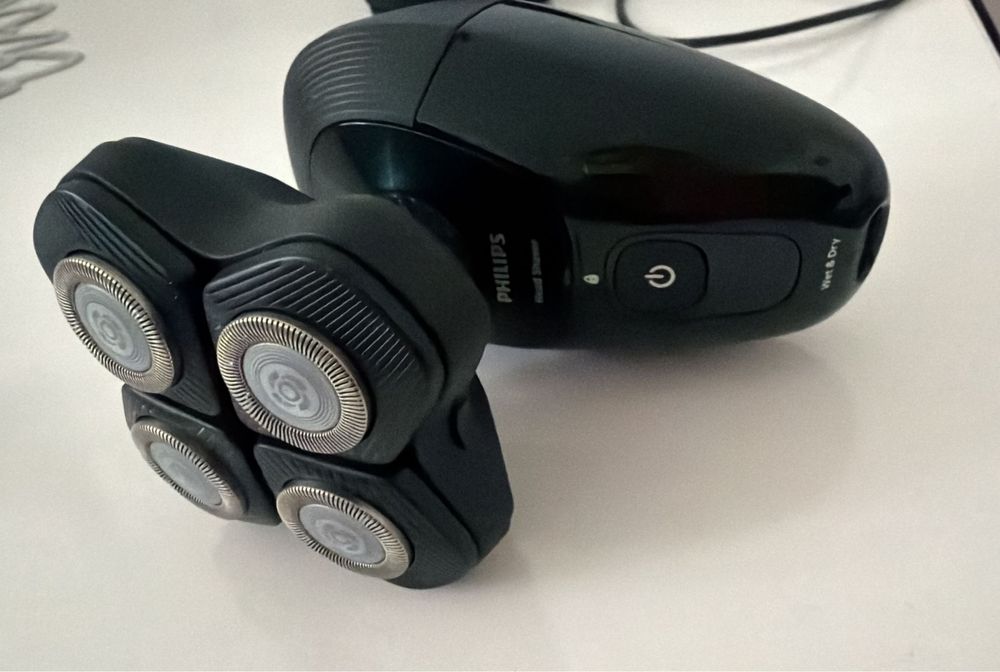 Aparat de ras electric Philips