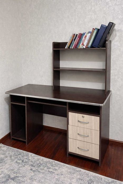 Продаю удобный компьютерный стол.