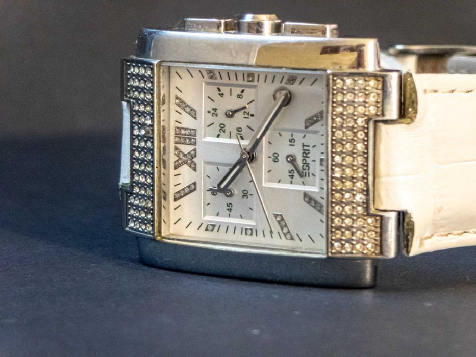 Продавам часовник Espirit