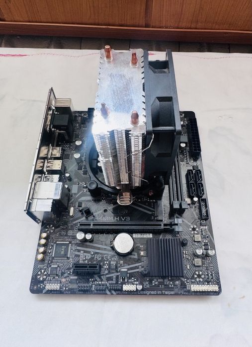 Gigabyte H410M H V3 DDR4 + CPU i3-10100f + Башенный куллер