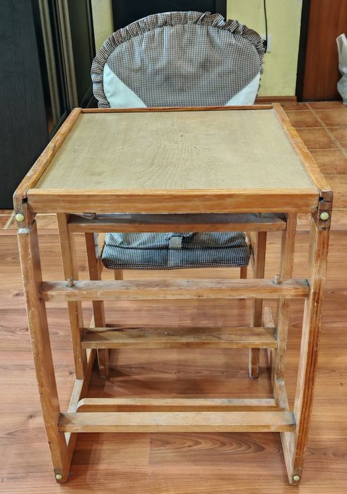 Детский стол и стул.