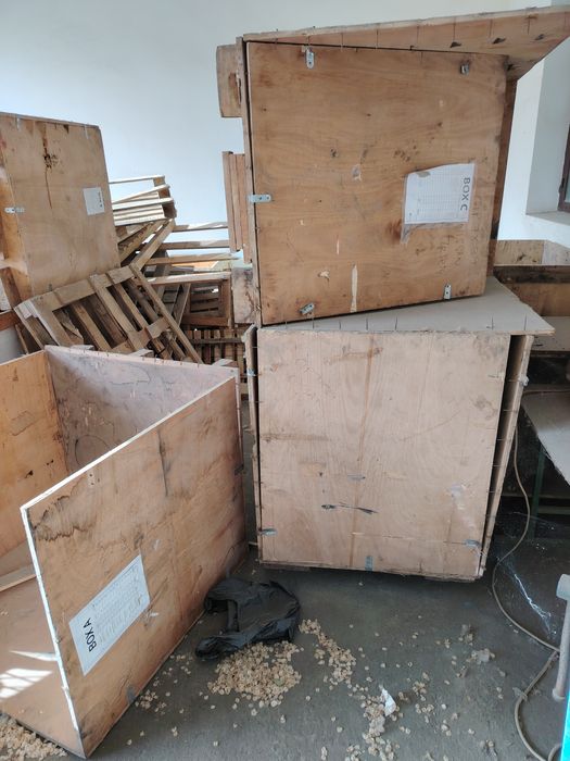 Ящиклар, ва 200литр боочкалар.