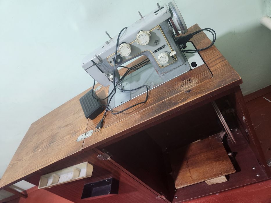 Старая швейная машинка рабочая