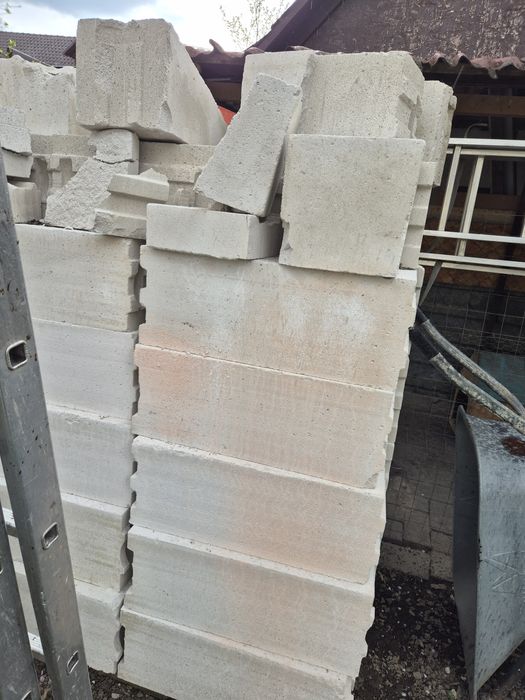 Vand boltari in jur de  45  de bucati, noi si cateva bucati taiate