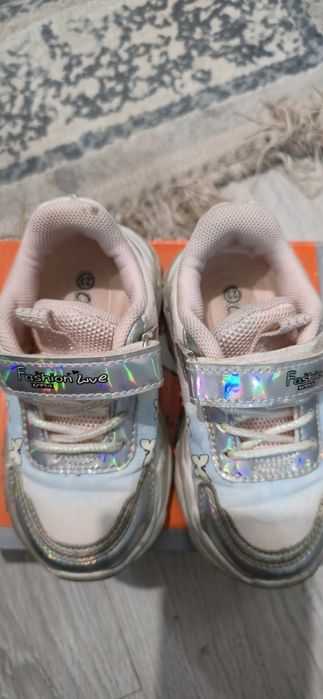 Продам детскую обувь для девочки