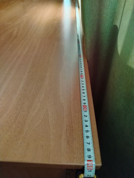 Офисное кресло и стол