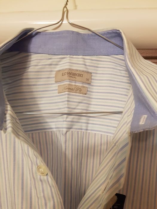 Cămăși de bărbat diferite mărimi noi cu mîneca lungă din bumbac.