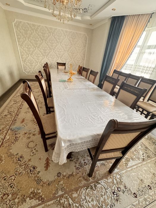 стол и стулья для гостей