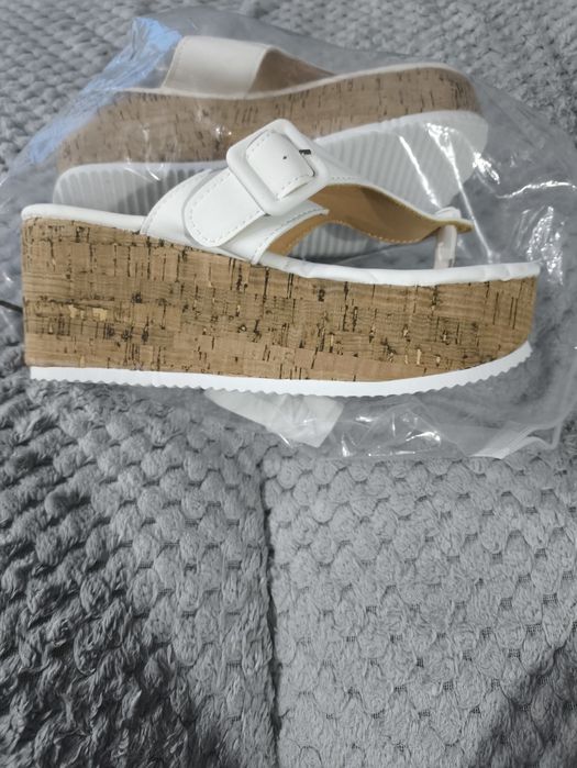 Продам босоножки на платформе.