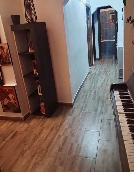 Vând apartament 3 camere decomandat et1, 67 m, Debar ader