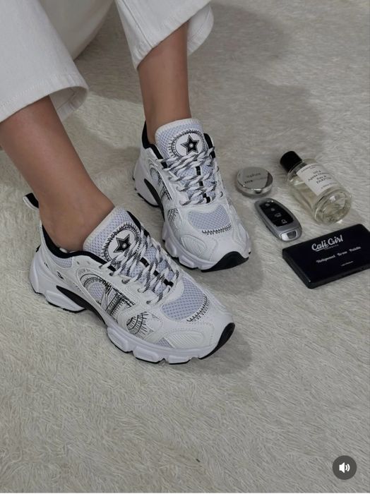 Женские кроссовки