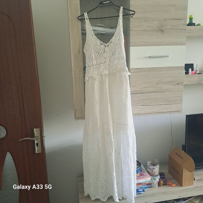 Лятна бяла рокля с плетиво и блуза с паднало рамо