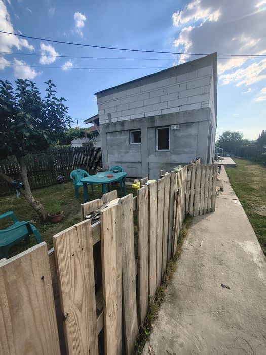 Casă de vânzare cu teren mare – 3.500 m², zonă liniștită