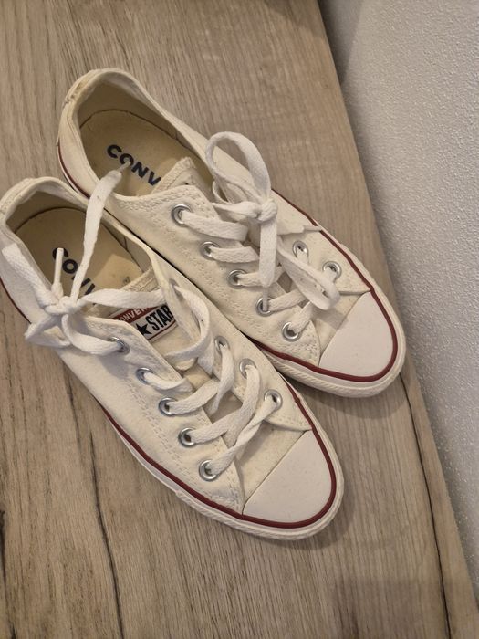 Converse tenesi albi