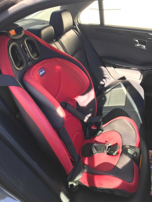 Продавам столче за кола Chicco + подарък седалка