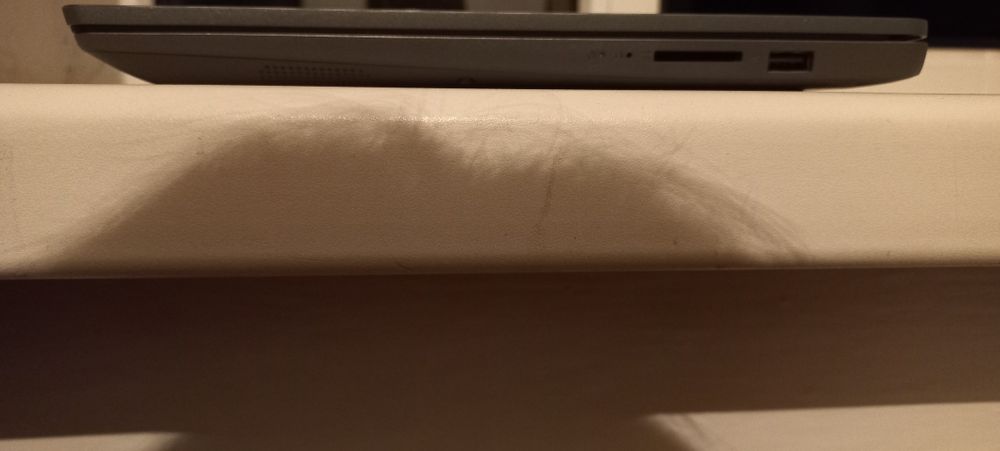 Ноутбук LENOVO .