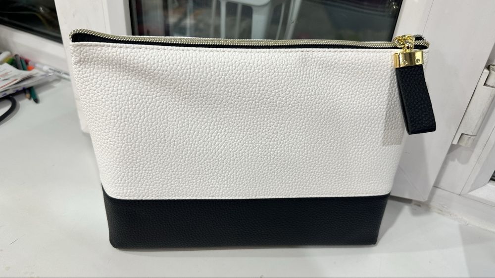 продам набор с косметичкой в комалекте