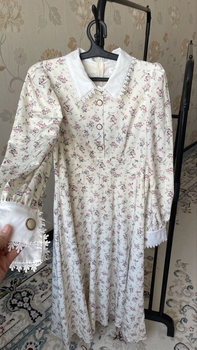 Гүлді принттерімен өте нәзік, әдемі көйлек