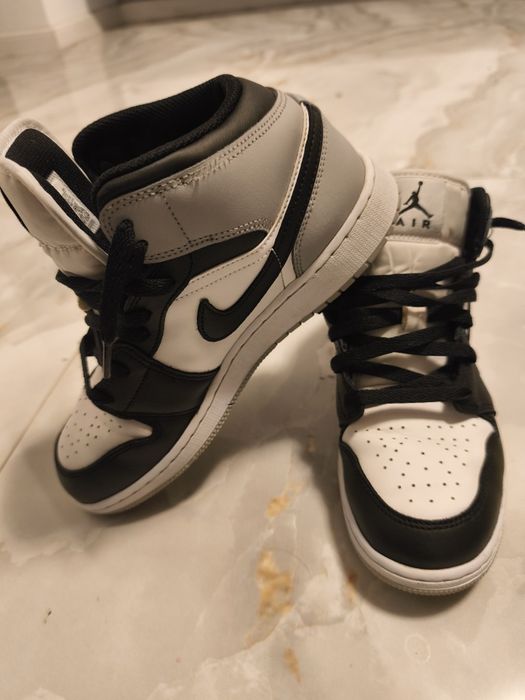 Vând Jordan 1 mid !