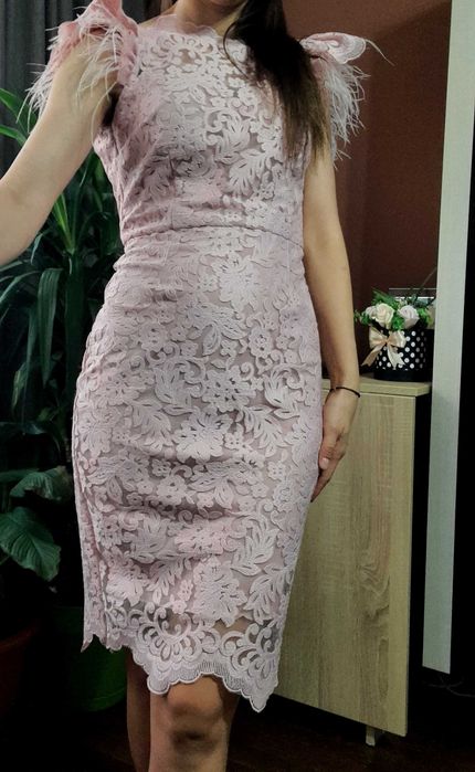 Vand rochie din dantelă marimea M/38. Merge pt un S/M mai mic!