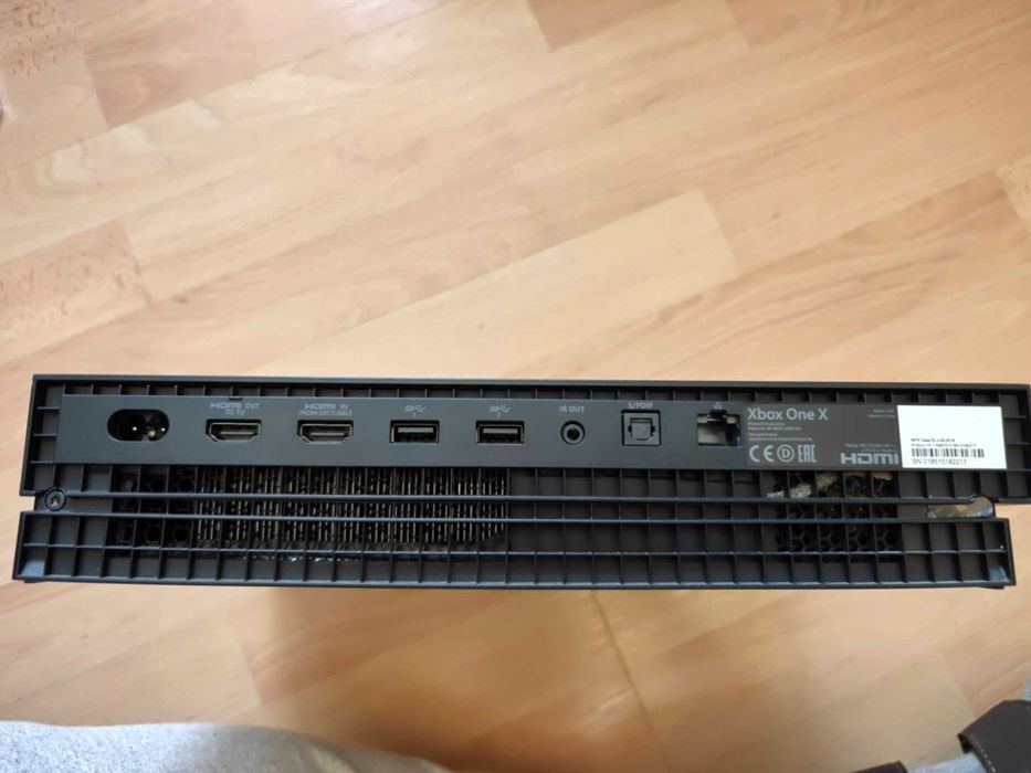 Xbox One X (Upgrade 1TB SSD) + 2 Controllere + Cutie originală – Stare ca nouă!