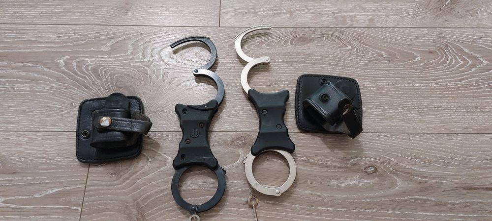 Catuse originale de Politie Anglia cu suportul din piele