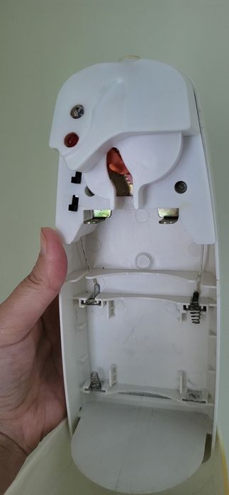 Diapenser/pulverizator automat pentru spray cu senzor de miscare