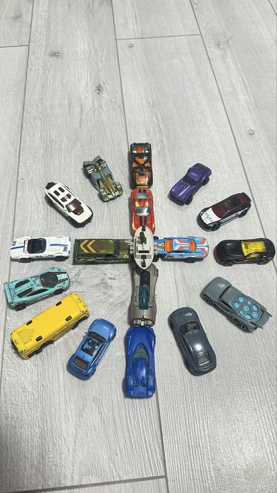 Машинки hotwheels 18 штук. Использованные.