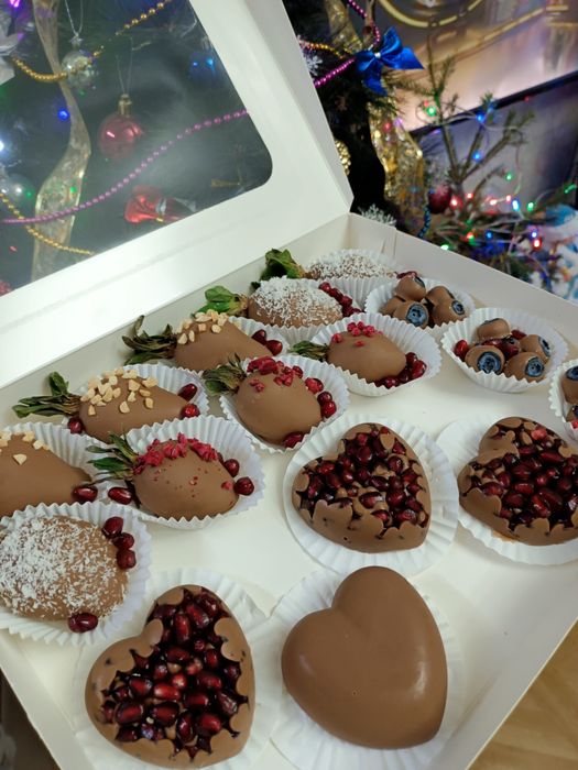 Фрукты и ягоды в шоколаде