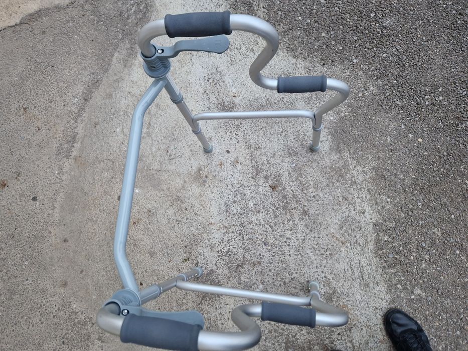 Cadru de mers pliabil