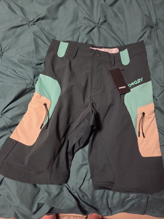 Pantaloni si scapi Oakley