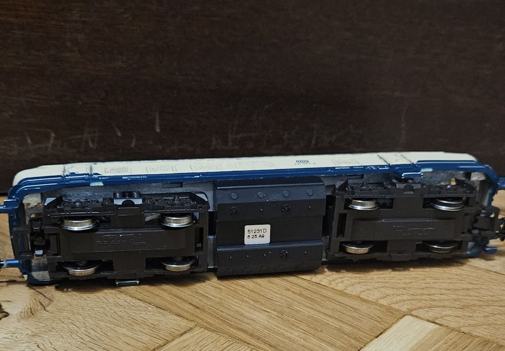 Продавам аналогов локомотив Roco BR 215 077-9 на DB 1:87 HO