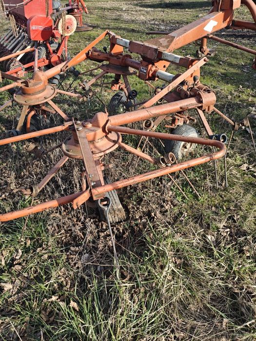 Grebla kuhn de împrăștiat, răsfirat fan, răvășit ; împrăștietoare