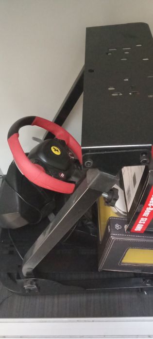 Vând Xbox one+ volan Ferrari și scaun cu pedale