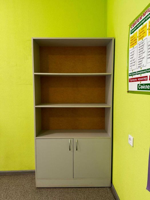 Шкаф серого цвета.