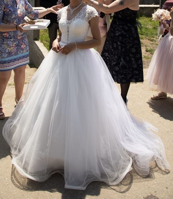 Vand rochie de mireasa cu trena detasabila