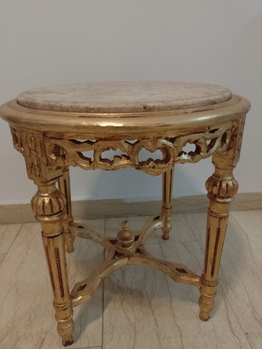 Măsuță in stilul Ludovic din lemn masiv foit