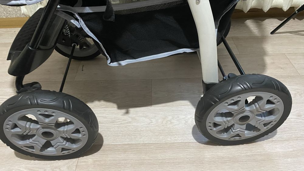Продам коляску, абсолютно новая, в чехле.