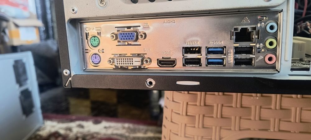 Дънна Платка ASROCK H61M/U3S3+Intel Core i3-2300 3.3Ghz-40 лв